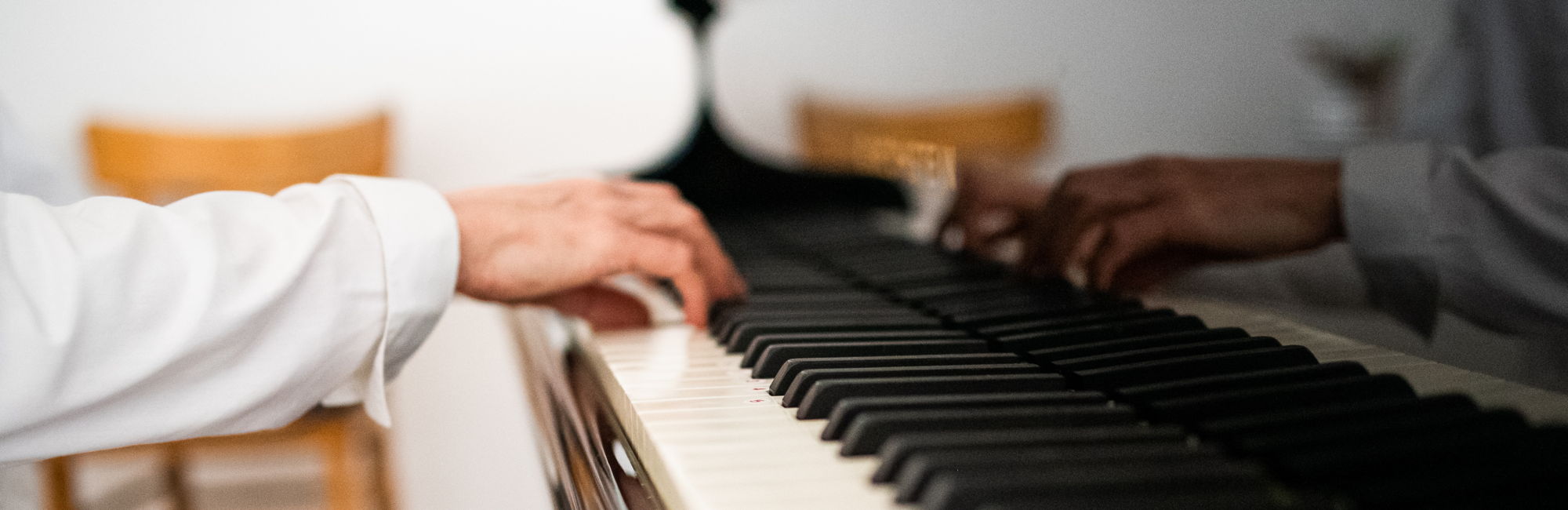 Tastenberührung, Musik beruehrt - Animaton Musiktherapie in Kronberg